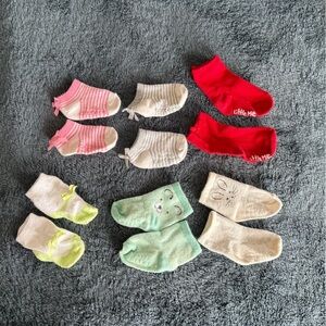 Bundle of 6 pairs of socks baby 3-12 month some with bow some animal